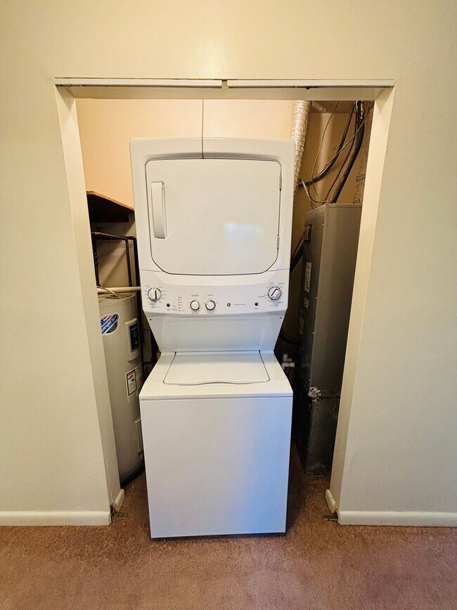 Building Photo - 3 Bedroom, 2 Bath Apartment