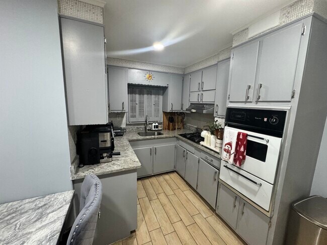 Building Photo - 460 Ave E