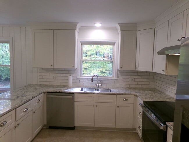 Building Photo - Country Living in Town