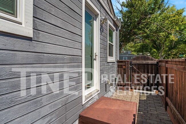 Building Photo - 650 Dittmar Way