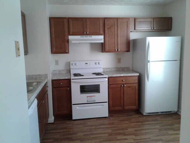 Building Photo - 2 Bedroom, 1 bath apartment - Downstairs Unit