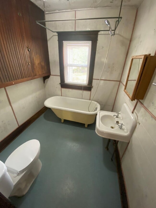 Building Photo - Charming 4-Bedroom Historic Home Near Downtown!