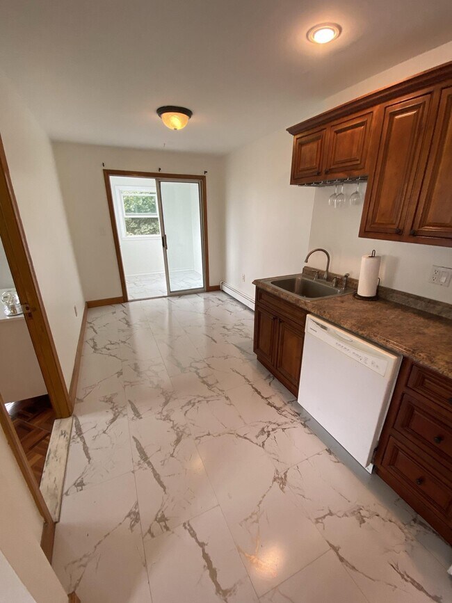 Building Photo - 93 Glen St