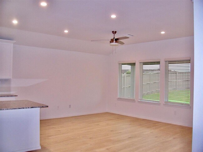 Building Photo - 5015 Balcolm Dr