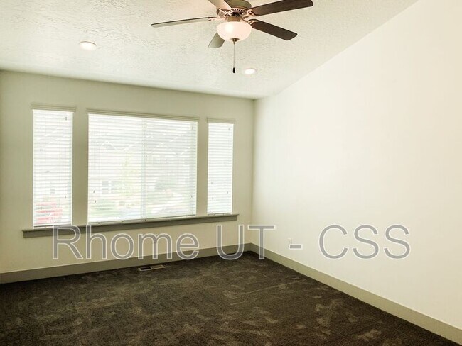 Building Photo - 2337 W Cresthaven Ln