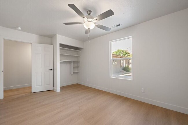 Building Photo - 146 E 400 N