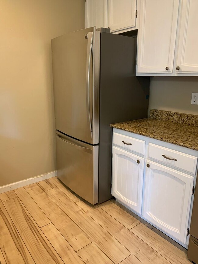 Building Photo - Two-bedroom Tri-Level Condo
