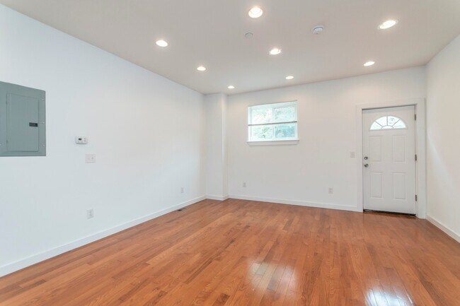 Building Photo - 1632 N Sydenham St