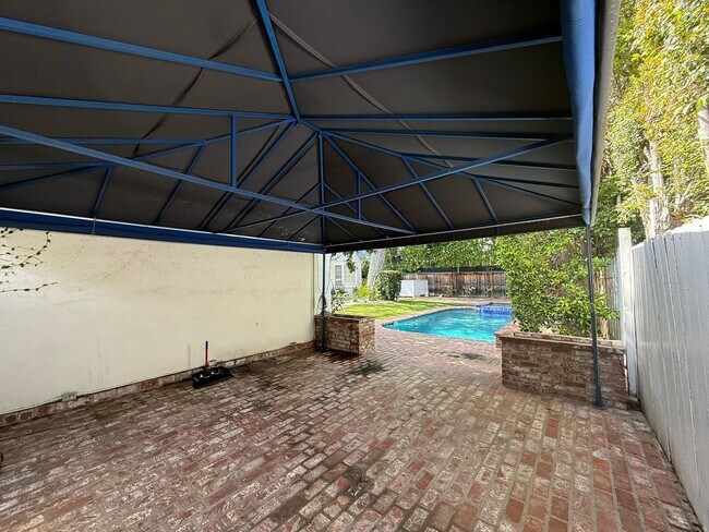 Building Photo - Charming Country English Home