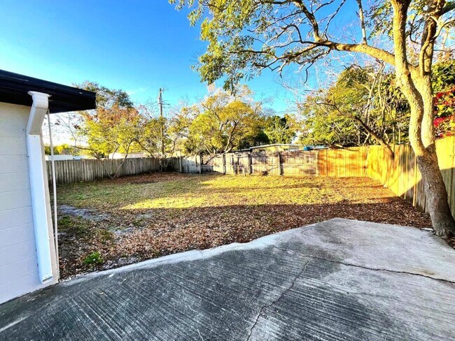 Building Photo - 10367 109th Ave