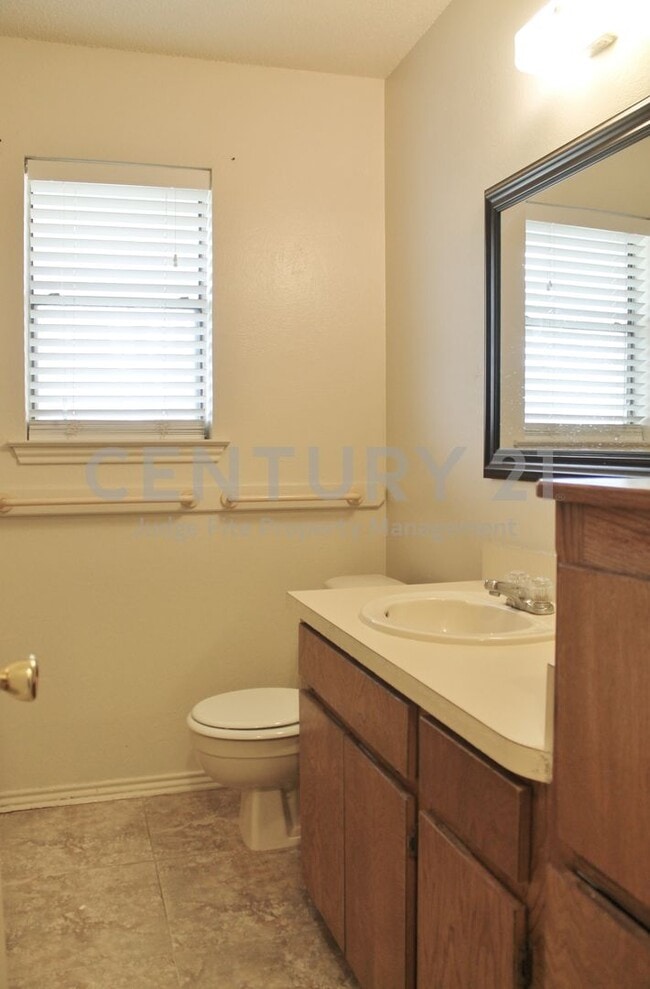 Building Photo - Adorable 2/1 Duplex in Weatherford For Rent!