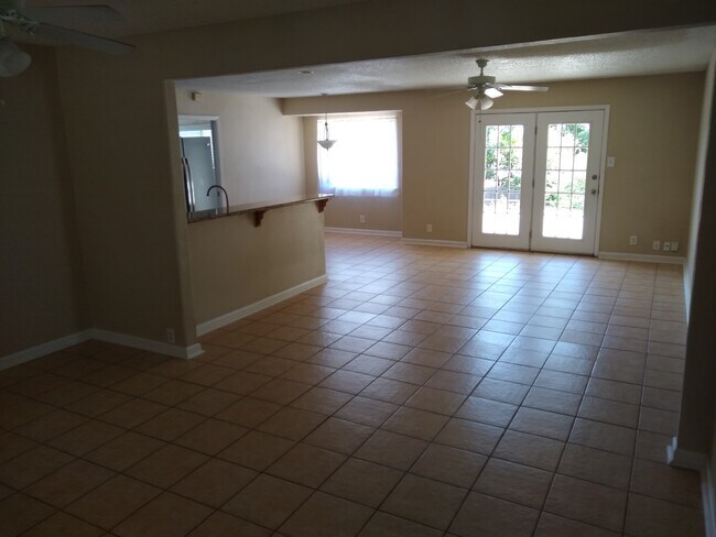 Building Photo - 511 Solar Dr