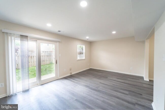 Building Photo - 2055 Pilgrim Dr