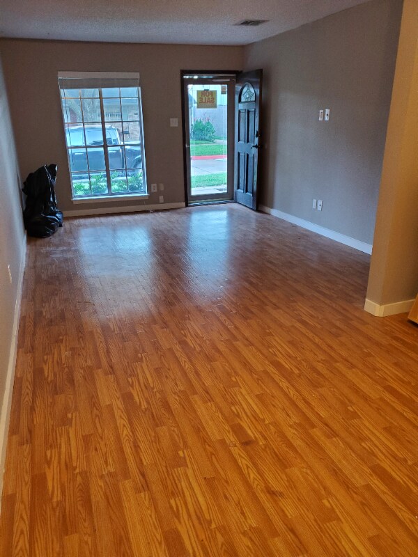 Building Photo - 1016 E Tri Oaks Ln