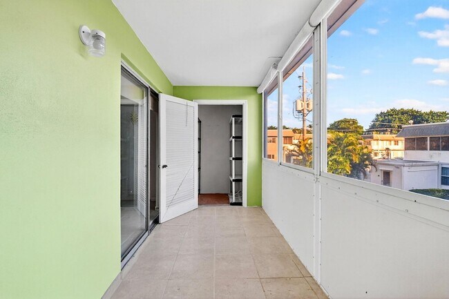 Building Photo - 2880 Lake Osborne Dr