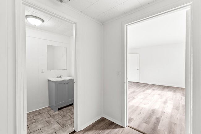 Building Photo - Cozy and Newly Renovated 3 Bedroom 1.5 Bat...