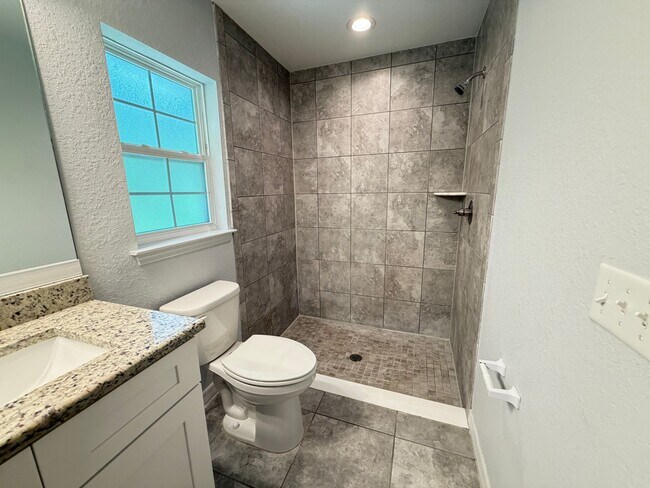 Building Photo - Beautiful 3 Bedroom, 2 Bathroom Home in Summerfield!