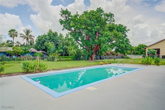 Building Photo - 409 SW 44th St