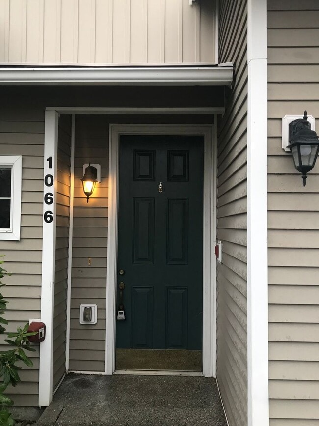 Building Photo - 4 Bed 3 Bath Gated Townhome Near Maplewood Golf