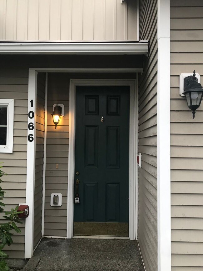 4 Bed 3 Bath Gated Townhome Near Maplewood... 2902 SE 11th Pl Renton