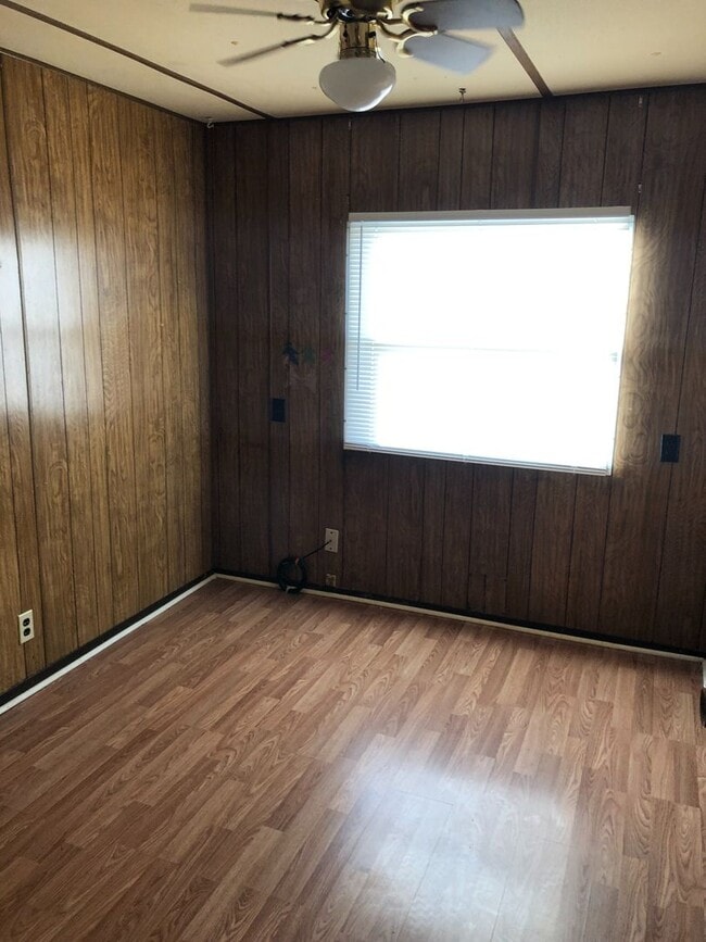 Building Photo - Trailer house; 3 bed, 2 bath