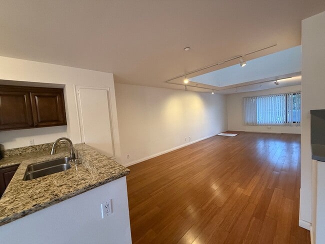 Building Photo - 1090 University Ave