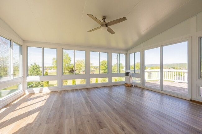 Building Photo - 1701 Stratford View Dr