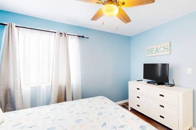 Building Photo - 924 W Beach Blvd