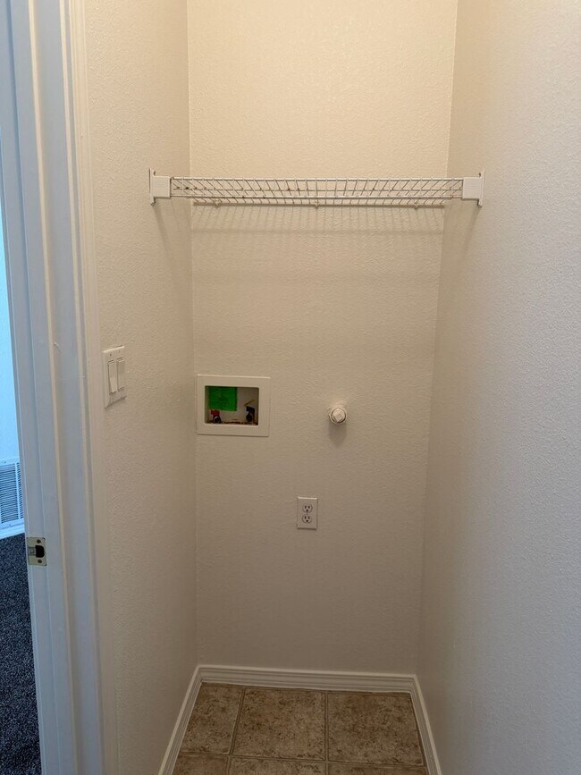 Building Photo - Beautiful 3 Bedroom, 2 Bath Within Walking...