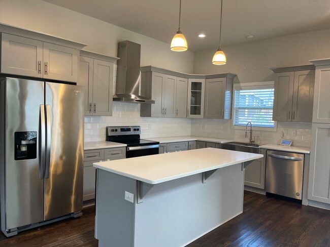 Building Photo - Convenient Living in West End