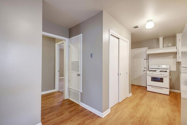 Building Photo - 507 Bellevue Pl