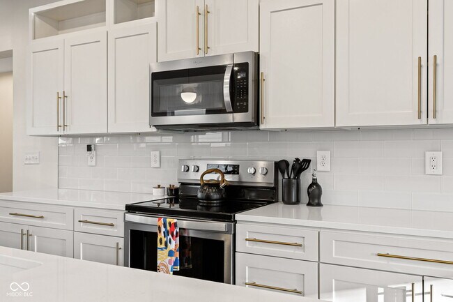 Building Photo - 806 N Beville Ave