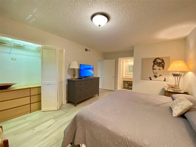 Building Photo - 3800 Oaks Clubhouse Dr