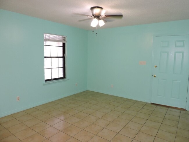 Building Photo - Convenient Norttheast location!
