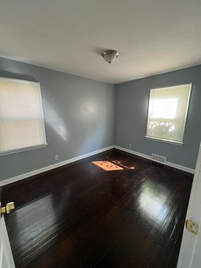 Building Photo - Gorgeous THREE bedroom home with one bath, AVAILABLE NOW!  Passed all inspections!  Gated back ya...