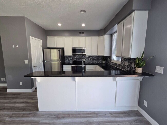 Building Photo - "Charming 3-Bed Townhouse Retreat in North...