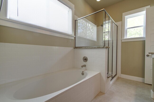 Building Photo - UT PRE-LEASE: Wood Floors, North Campus, Large Living Space, 2011 Construction, Custom High End K...