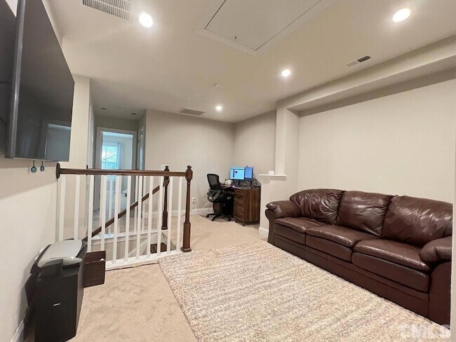 Building Photo - 737 Lampwick Ln