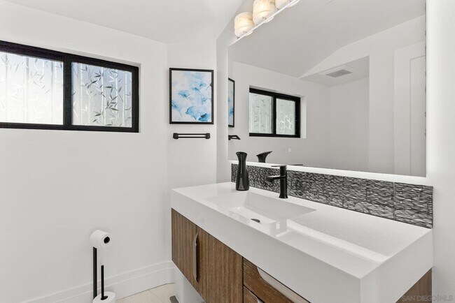 Building Photo - 7982 Roseland Dr