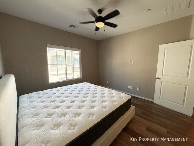 Building Photo - 525 Mossy Cup St