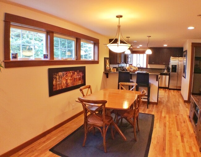 Building Photo - Bright and Sunny Townhouse