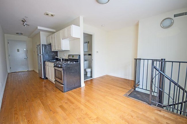Primary Photo - 230 Troutman St