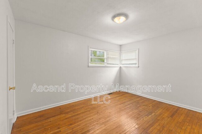Building Photo - 5018 Golfview Dr