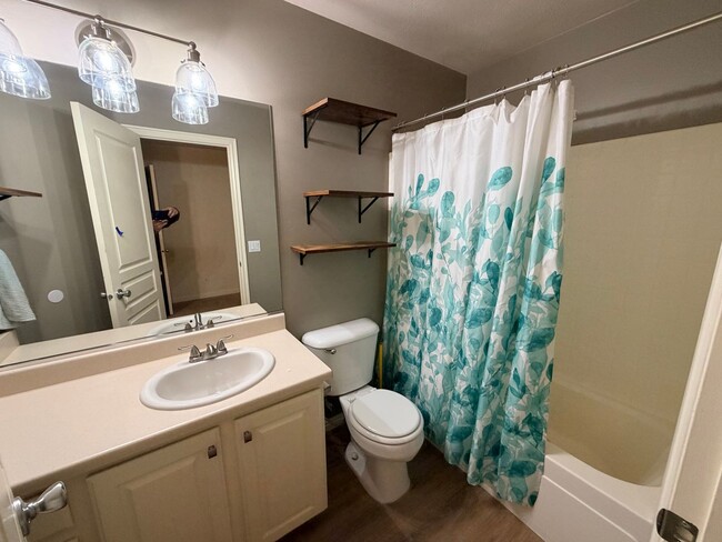 Building Photo - Great location 3 bed, 2.5 bath, 1 car garage townhome in the Dino Tracks area.