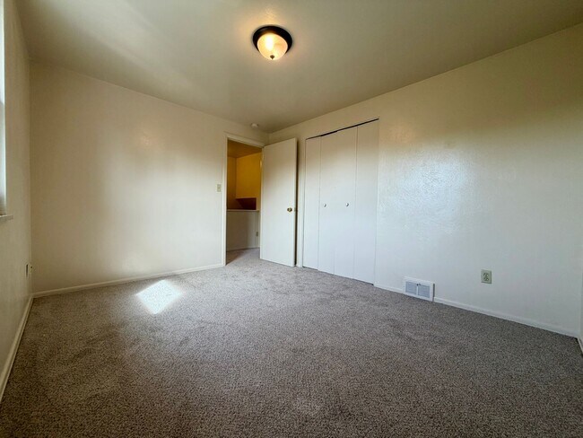 Building Photo - Gorgeous 2BR Townhouse in Plum! Washer & Dryer Included, Central A/C & More! Call Today!