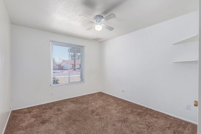 Building Photo - 4 BEDROOM, 2 BATH TEMPE HOME WITH SPACIOUS...