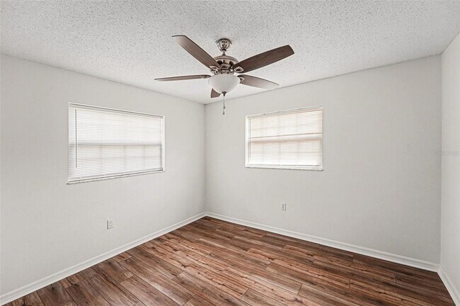 Building Photo - 1290 Amberlea Dr E