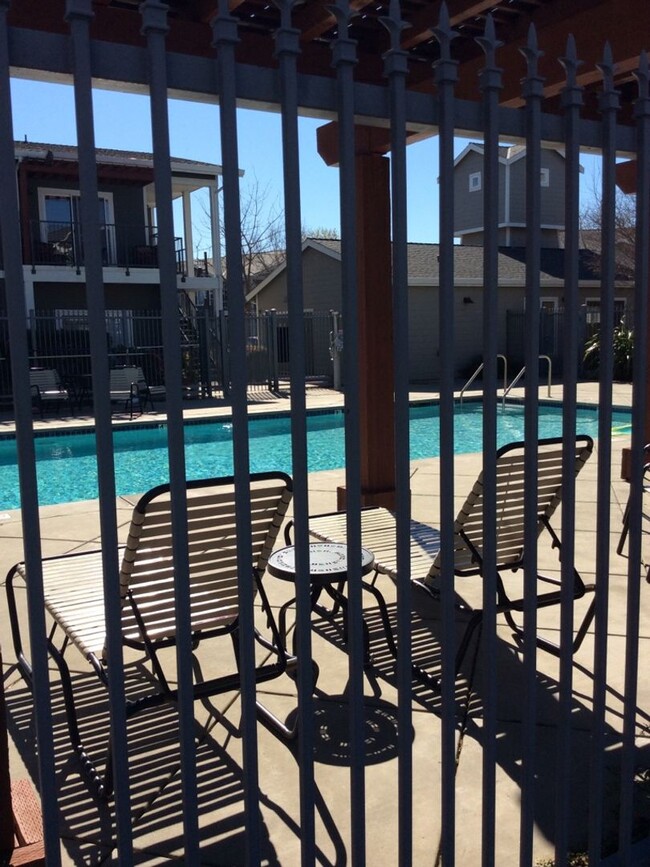 Building Photo - 3 Bedroom 2 Bath Condo in Wildhorse