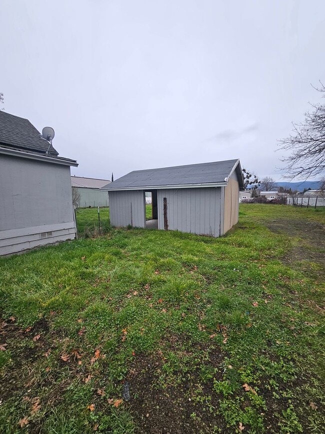 Building Photo - Almost 1300 sqft of Living Space with Plenty of Parking