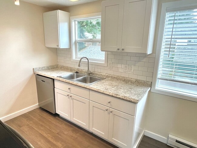 Building Photo - Newly renovated 2 bedroom condo with off-s...